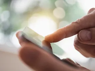 Téléphone tactile expliquant que le projet est fait sur mesure