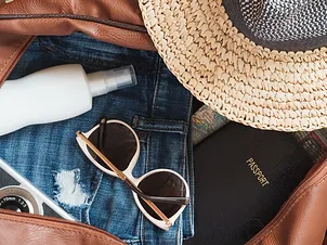 Affaires de voyages, lunettes, chapeau, passeport etc