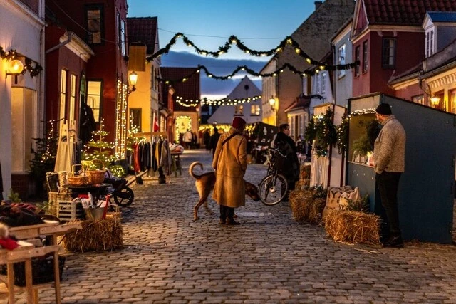 Photo d'une ville du Danemark avec les illumations de Noël