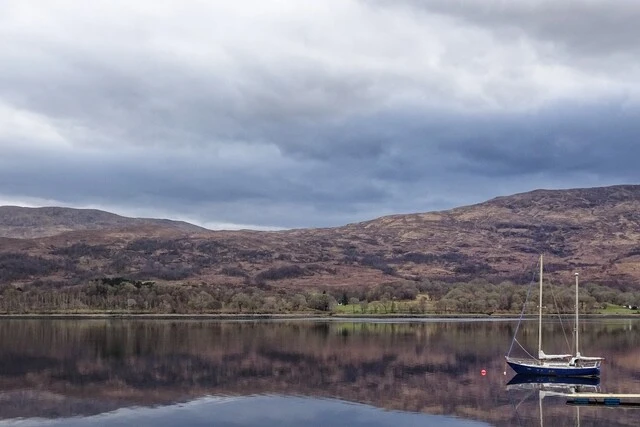 Un lac et une montage d'Écosse