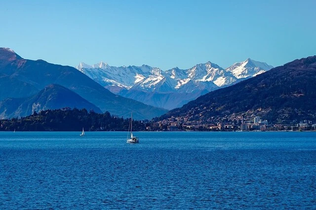 Photo d'un lac avec une montagne en fond