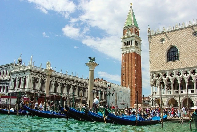 Pirogue devant une place d'Italie