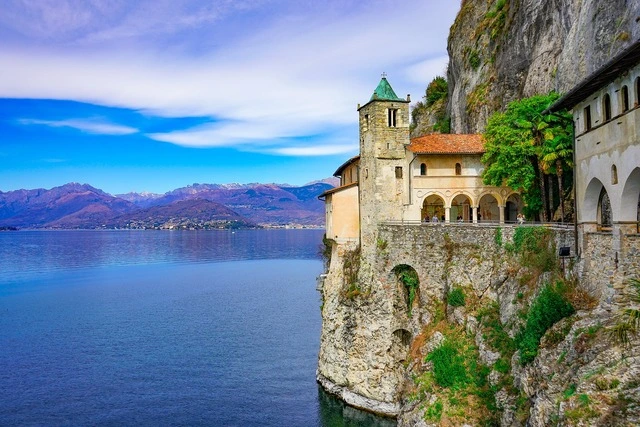 Photo d'une maison le long d'un lac