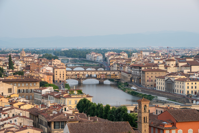 Photo d'une ville et d'un pont en Italie du Nord