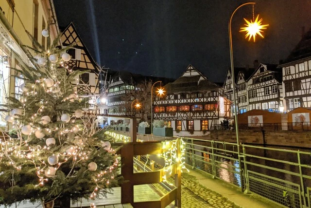 Ville d'Alsace avec les éclairages de Noël