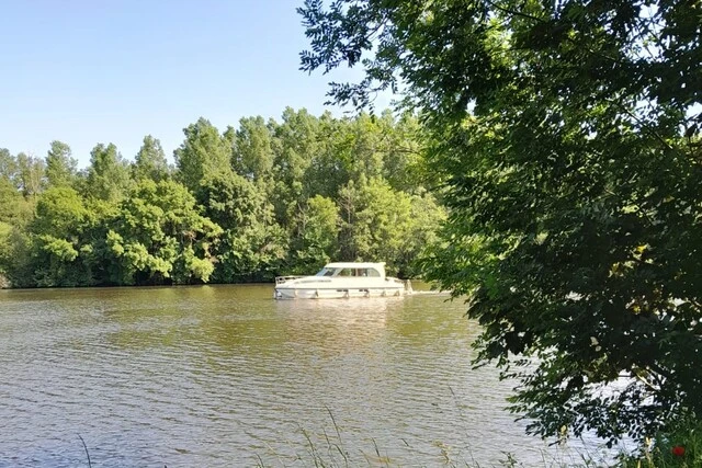 Photo d'un bateau navigant sur la Loire